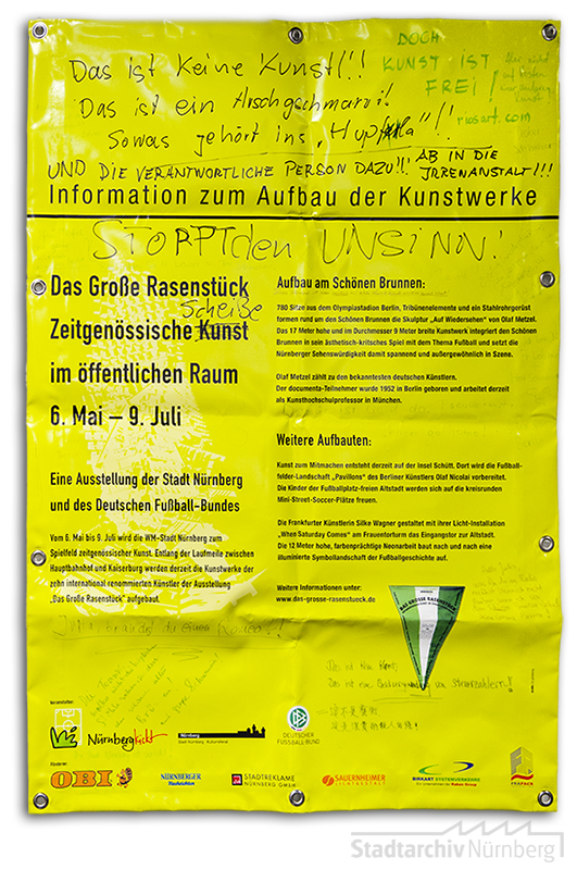 Durch verärgerte Betrachterinnen beschmiertes Infoplakat zur Installation "Auf Wiedersehen" (2006). (Stadtarchiv Nürnberg A 29)