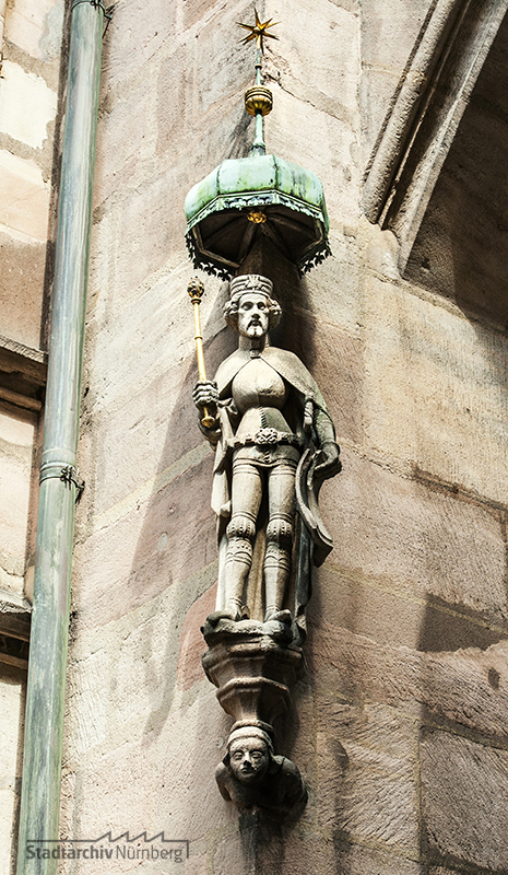 Kaiser Karl IV., Hausfigur am alten Rathaus (Kopie), Fotografie Julia Kraus/Jasmin Staudacher (Stadtarchiv Nürnberg A 96 Nr. 2419)