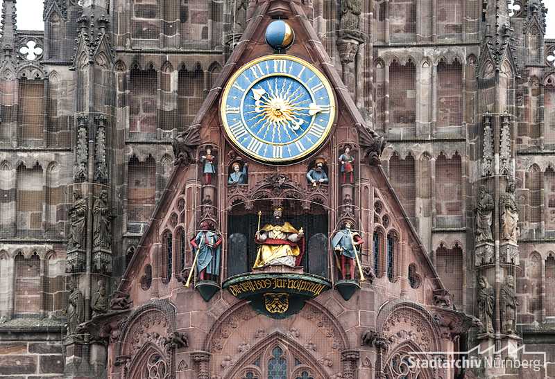 Westfassade der Frauenkirche am Hauptmarkt, Kunstuhr „Männleinlaufen“, Fotografie Julia Kraus 2015 (Stadtarchiv Nürnberg A 96 Nr. 3358)