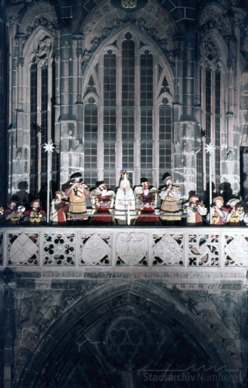 Der Nürnberger Christkindlesmarkt - Blick auf die Frauenkirche, Prolog des Christkinds