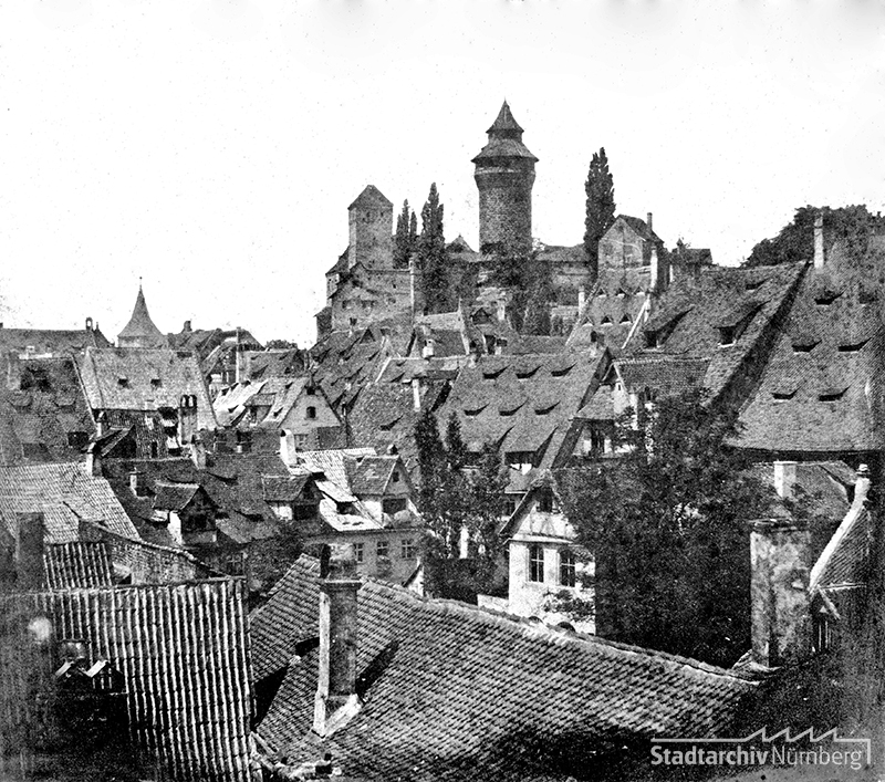 Die Dächerlandschaft Nürnbergs mit Blick auf die Burg. Der Fotograf dürfte ungefähr am Fembohaus gestanden sein. (StadtAN A 47-II-KS-134-24)
