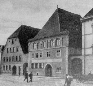Neumarkt i.d.OPf., Obere Marktstraße 8: im rechten Gebäude befand sich der Firmensitz des Neumarkter Tagblatts, im Rückgebäude von 1912 bis 1945 das so genannte "Drei-Mohren-Kino". Stadtarchiv Neumarkt 1/333