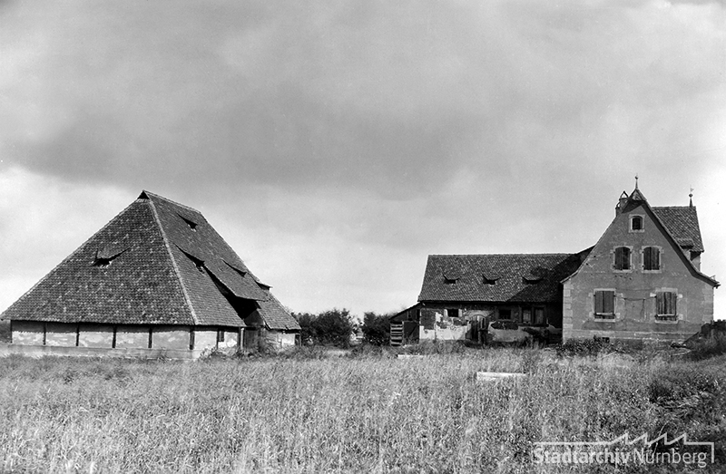 Schwedenscheune mit Wohnhaus an der Oedenberger Straße (heute dort die Konrad-Groß-Schule; Blick Richtung Osten) um 1930