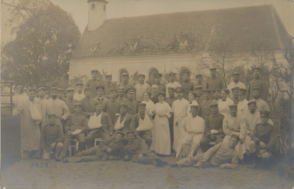 Dr. Georg Brütting mit seiner Abteilung vor der St.-Anna-Kirche 1916 Stadtarchiv Neumarkt, Kartensammlung PK 415
