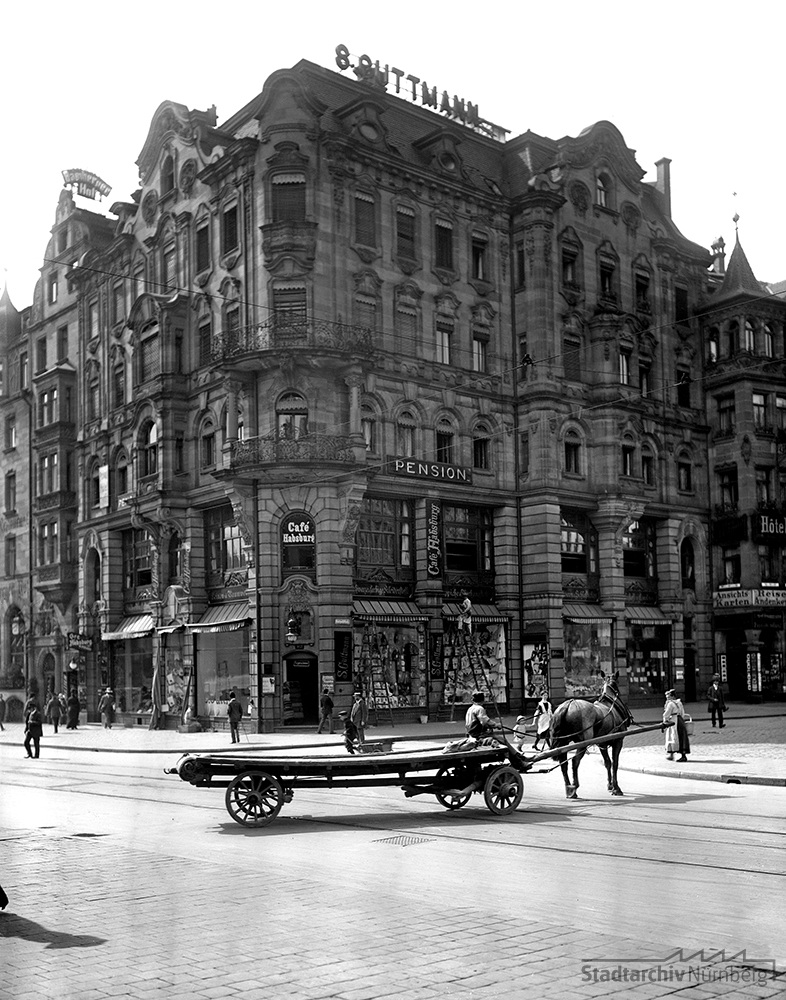 Das Wohn- und Geschäftshaus Königstraße 72 mit den Verkaufsräumen des Textileinzelhändlers S. Guttmann im Erdgeschoss. Foto Hochbauamt, 1911. (Stadtarchiv Nürnberg A 38 Nr. A-56-4)