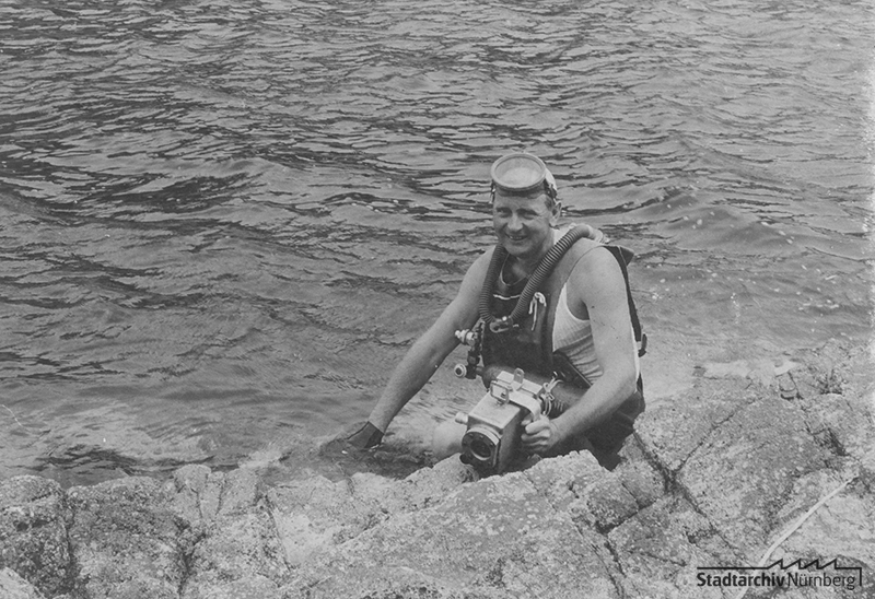 Stefan Röck vor dem Tauchgang mit Dräger-Sauerstoff-Kreislaufgerät und Kamera, vermutl. auf Elba
