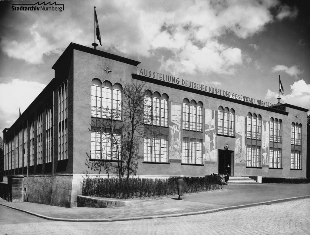 Norishalle mit Werbung für die Ausstellung deutscher Kunst der Gegenwart Nürnberg, 1928