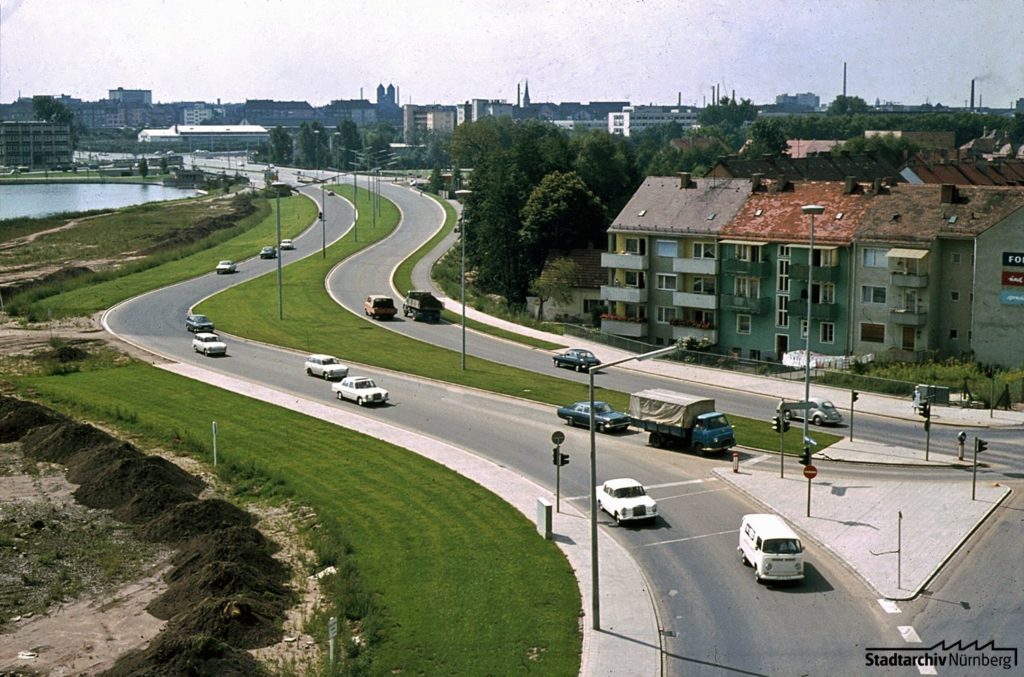 Der Wöhrder Talübergang im Sept. 1970. Im Hintergrund der im Okt. 1969 geflutete See (A 55-3-42-7-4)